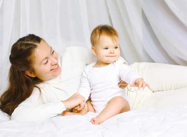 Moeder met baby samen op het bed — Stockfoto