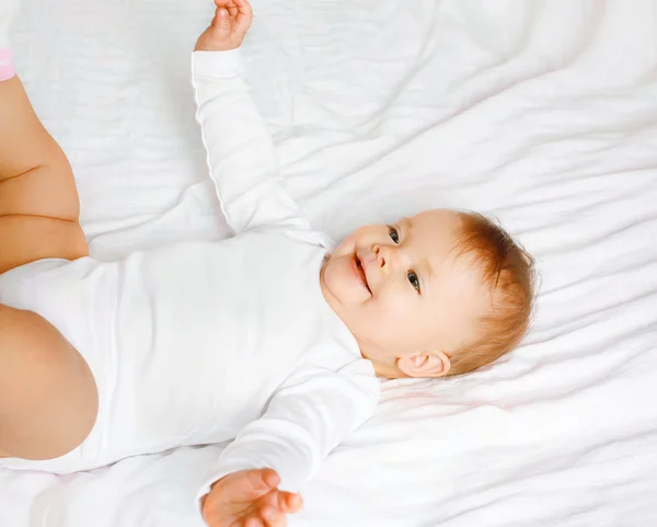 Édes baba az ágyon, felülnézet — Stock Fotó