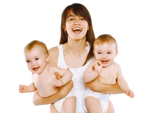 Büyük mutluluk, iki ikiz bebek ile mutlu genç anne — Stok fotoğraf