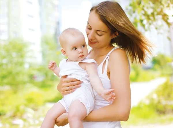 Glad mamma och baby promenader utomhus i sommardag — Stockfoto