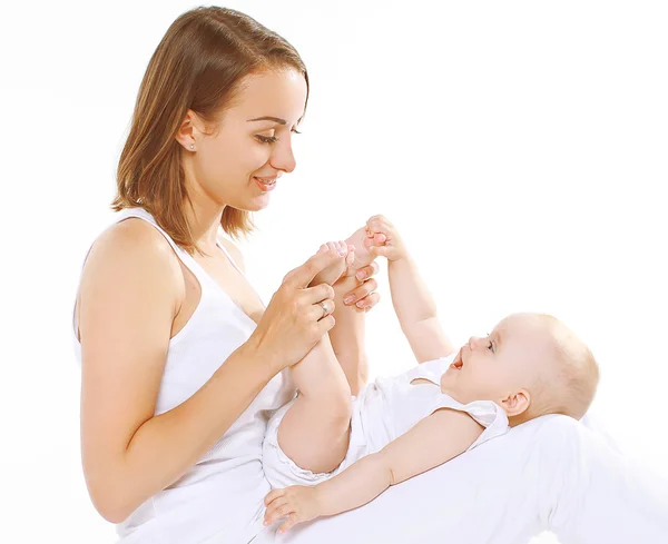 Feliz madre jugando con el pequeño bebé — Foto de Stock