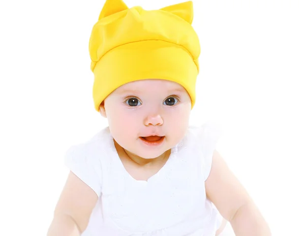 Portré édes baba, fehér alapon sárga kalapban — Stock Fotó