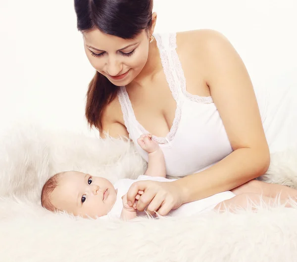 Mãe feliz e bebê em casa — Fotografia de Stock