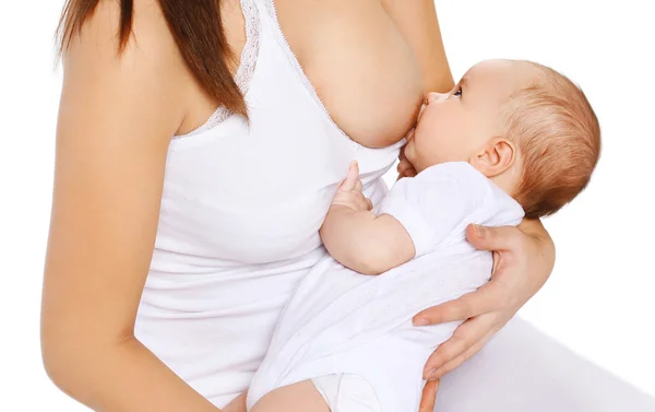 Mãe amamentando peito seu bebê em um fundo branco — Fotografia de Stock