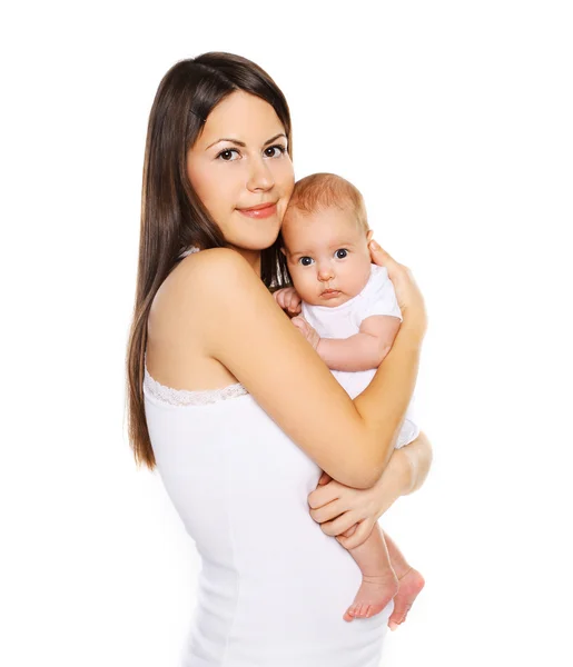 Retrato jovem mãe e bebê bonito em um fundo branco — Fotografia de Stock
