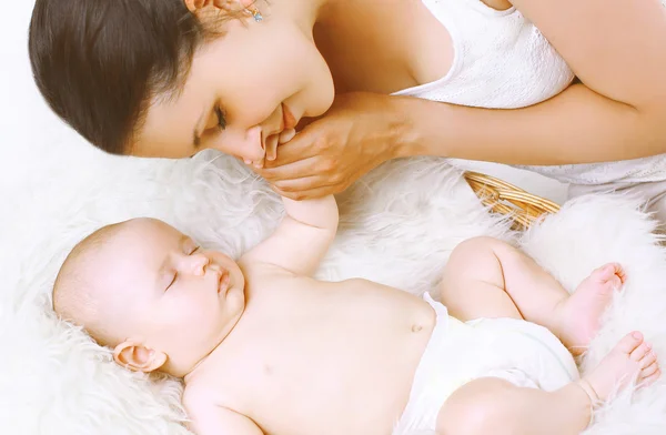 Sensual happy mother amd sleep baby in bed home — Stock Photo, Image