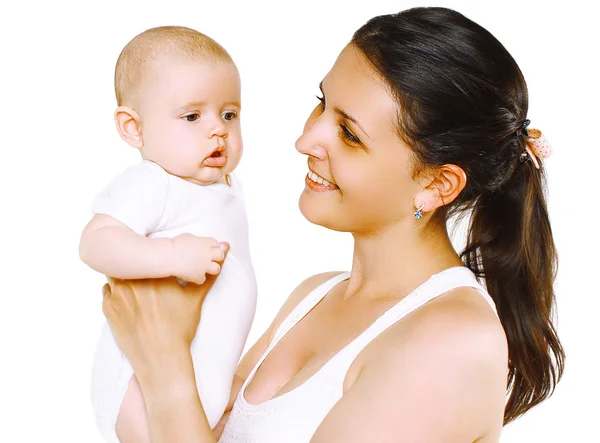 Sorridente madre che tiene il bambino carino su uno sfondo bianco — Foto Stock