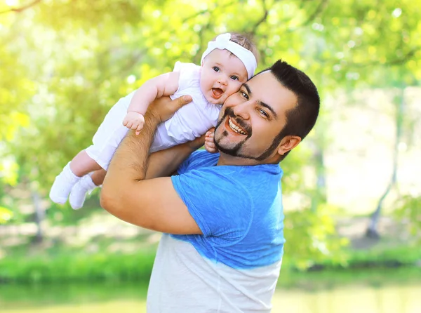 Lustige positive Vater und Baby Spaß im Freien im Sommertag — Stockfoto