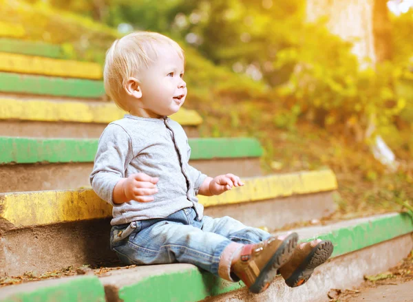 Positiv glad barn ha roligt utomhus i sommardag — Stockfoto