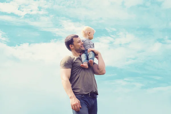 Estilo de vida retrato atmosférico feliz padre e hijo divirtiéndose o Imagen De Stock