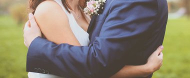 Düğün soyut çift gelin ve damat açık havada kucaklayan