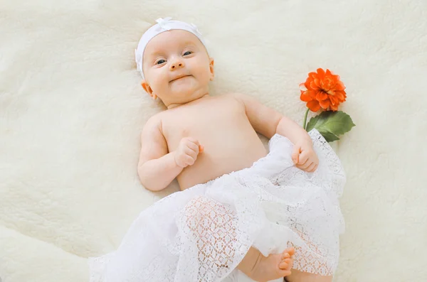 Lindo bebé acostado en una cama con flor, vista superior —  Fotos de Stock