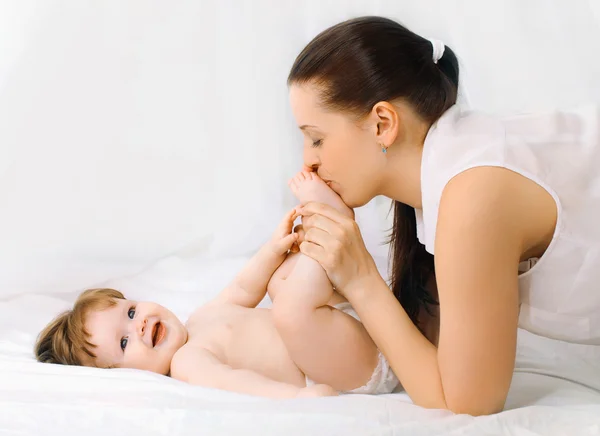 Mãe e bebê na cama em casa — Fotografia de Stock