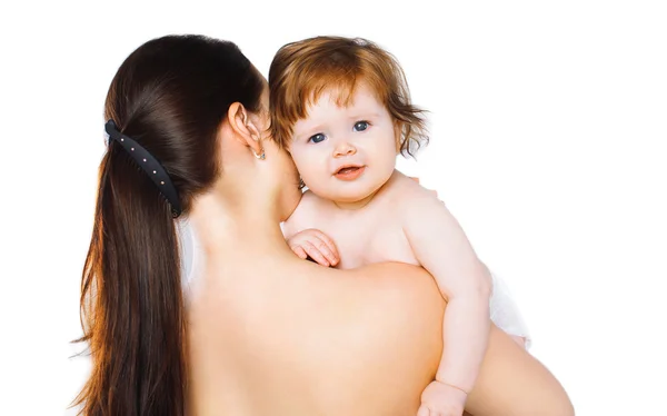Madre sosteniendo lindo bebé sobre un fondo blanco — Foto de Stock