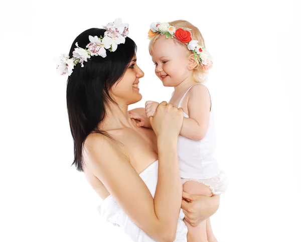 Ritratto madre e bambino con ghirlande di fiori in testa — Foto Stock