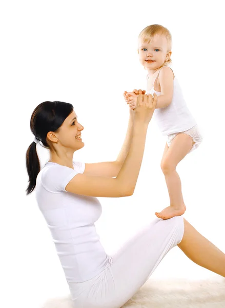 Deporte, activo, ocio y concepto familiar - mamá feliz y bebé d — Foto de Stock