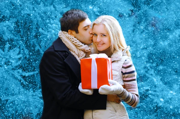 Conceito de Natal e pessoas - homem feliz dando um presente de caixa e k — Fotografia de Stock