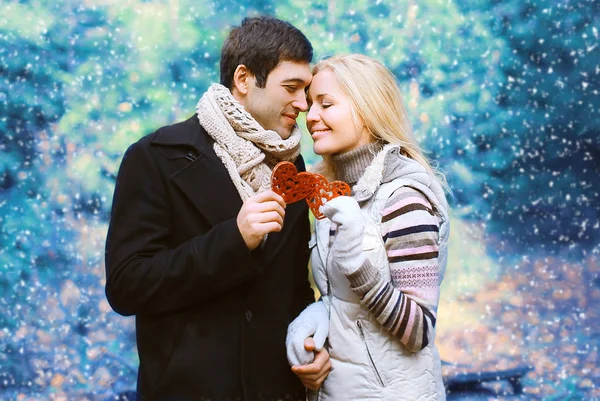 Christmas and people concept - happy pretty young couple in love — Stock Photo, Image