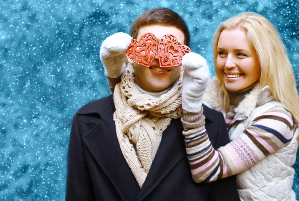 Karácsony és az emberek koncepció - boldog fiatal pár a szerelem outdoo — Stock Fotó