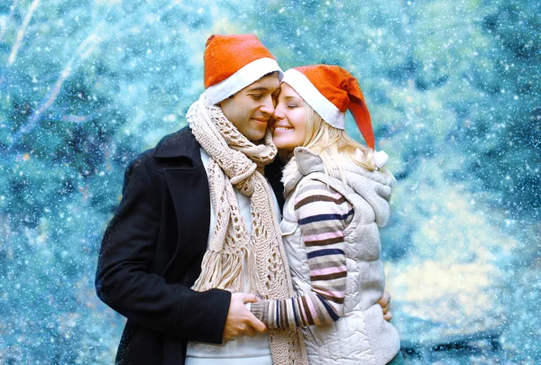 Boże Narodzenie i ludzi pojęcie - szczęśliwa młoda para zakochana w zwycięstwo — Zdjęcie stockowe