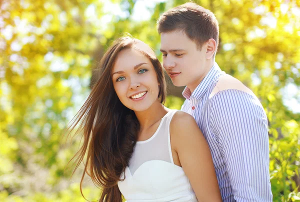 Pretty young couple in love outdoors in sunny summer day — Stock Photo, Image