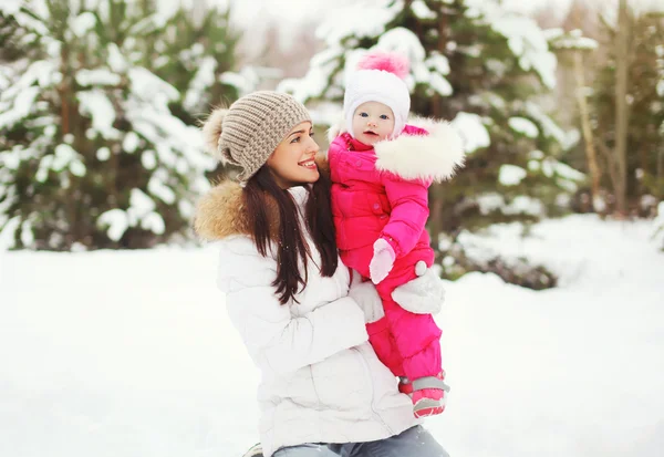 Lycklig familj i snöig vinterdag — Stockfoto