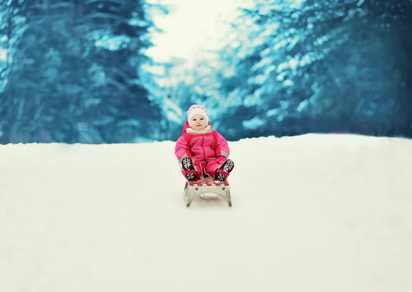 Petite luge pour enfants en hiver — Photo