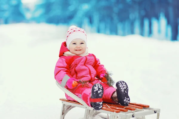 Sedikit tersenyum bayi sledding di hari musim dingin — Stok Foto