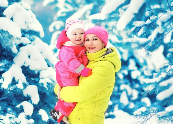 Mor och barn har roligt i snöig vinterdag — Stockfoto