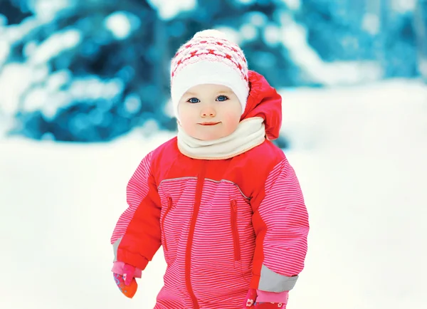 Porträtt av en söt baby på vintern — Stockfoto