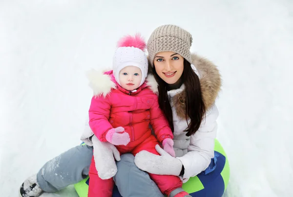 Mère et enfant s'amusent sur la neige — Photo