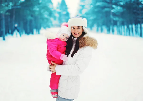 Portrait d'une jolie mère et son bébé dans la journée d'hiver — Photo