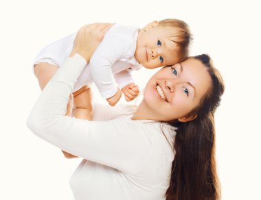 Beyaz bir arka plan üzerinde onun şirin bebek ile anne portresi