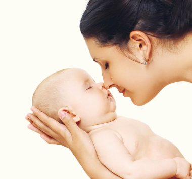 Bebek annesinin elleri üzerinde tatlı uyku