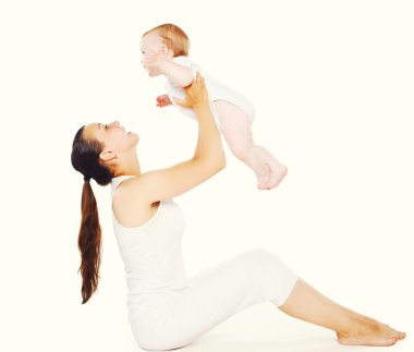 Bebek ve anne egzersizleri yapıyor
