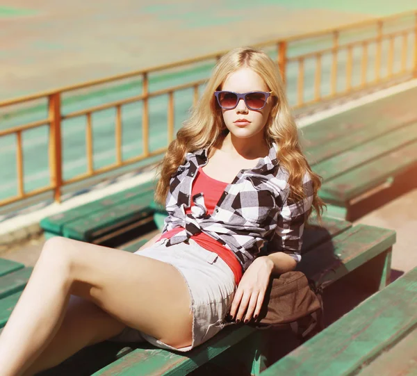 Mulher loira hipster muito sexy em óculos de sol posando ao ar livre i — Fotografia de Stock