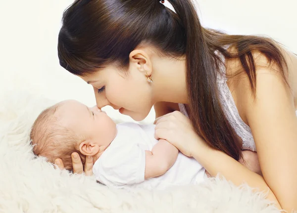 Giovane madre e neonato insieme — Foto Stock