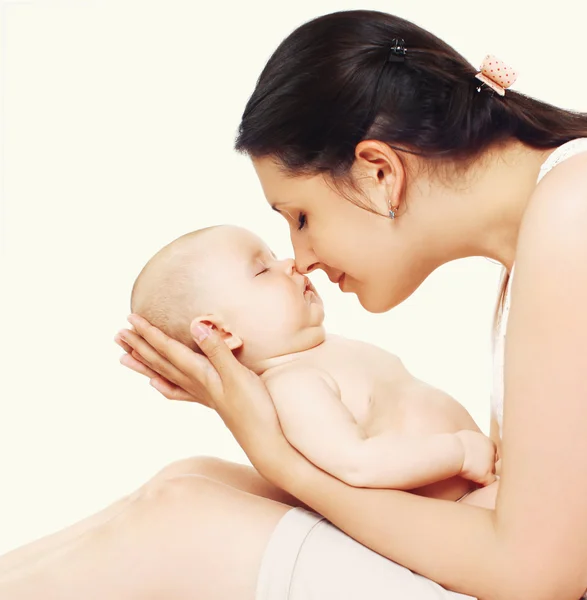 Doce bebê dormindo na mão sua mãe — Fotografia de Stock