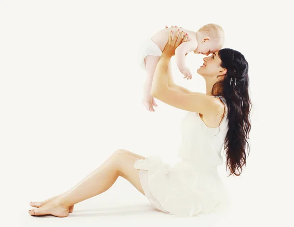 Hermosa mamá con su lindo bebé divirtiéndose juntos — Foto de Stock