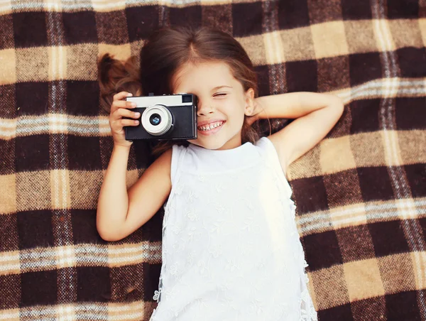 Grappige kind schieten vintage oude retro camera en plezier op — Stockfoto