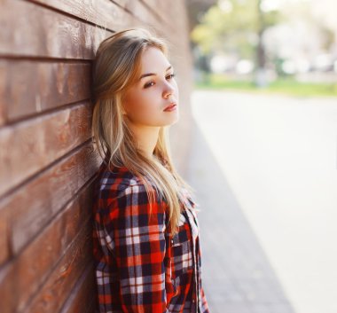 Açık şehir genç ve güzel kadın portresi