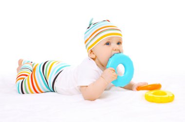 Renkli bebek zemin ve ısırıkları oyuncağın üstüne yalan söylüyor