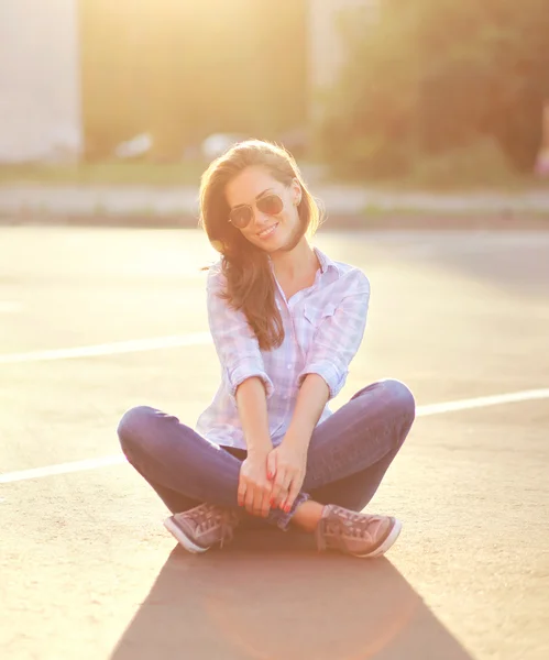 Style de vie portrait d'été jolie femme appréciant le soir ensoleillé — Photo