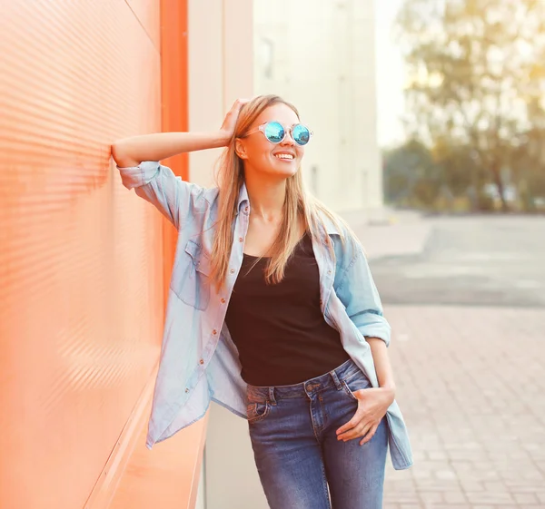 Portret szczęśliwy uśmiechający się młoda kobieta noszenia ubrania casual h — Zdjęcie stockowe