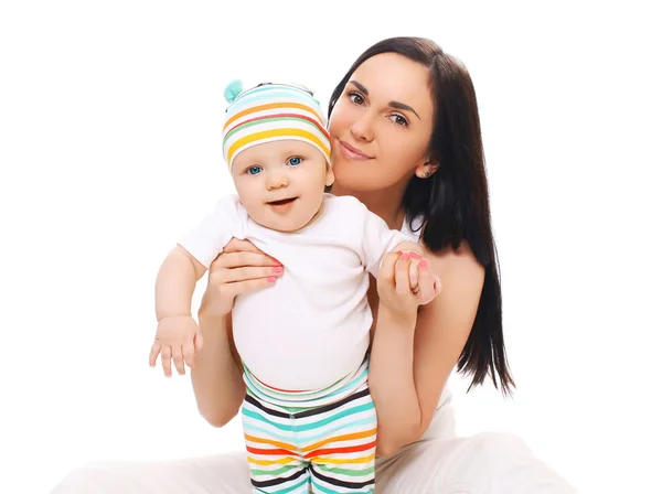 Portret van gelukkige moeder en baby op een witte achtergrond — Stockfoto