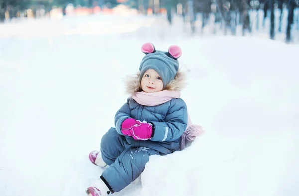 Bambino che gioca sulla neve nella giornata invernale — Foto Stock