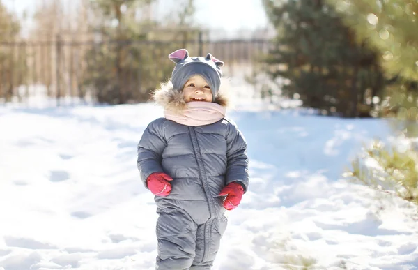 Gyermek nevetés és szórakozás a napsütéses téli nap — Stock Fotó