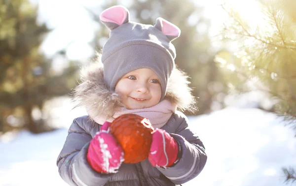 Забавна дитина на відкритому повітрі в сонячний зимовий день — стокове фото