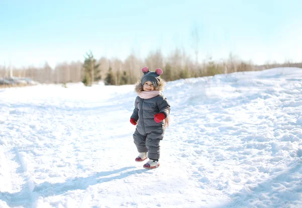 Lyckligt barn gå i solig vinterdag — Stockfoto