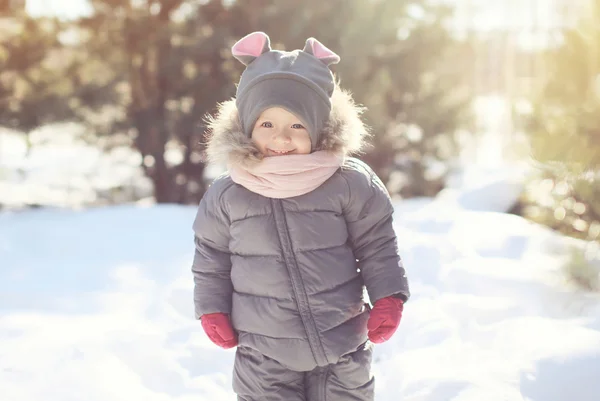 Joyeux enfant souriant marchant dans la journée ensoleillée d'hiver — Photo